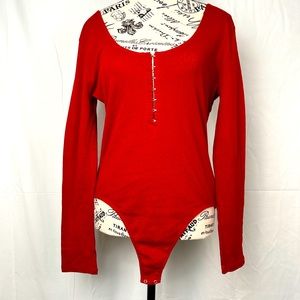 Amuse Society Women’s Red Cut-out Back Long Sleeves Bodysuit. Size L